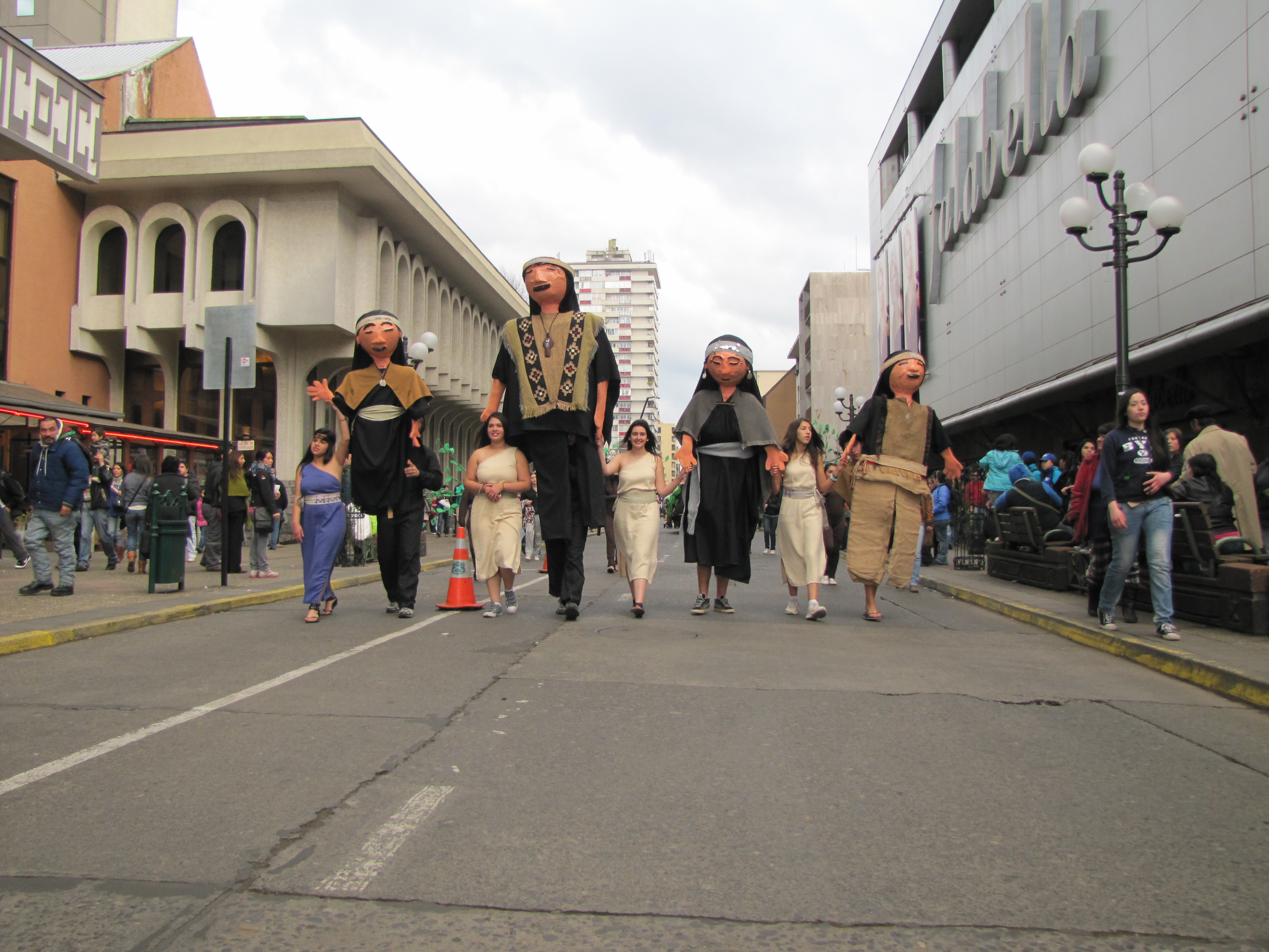 Aldeanas y marionetas gigantes en pasacalle Txawün