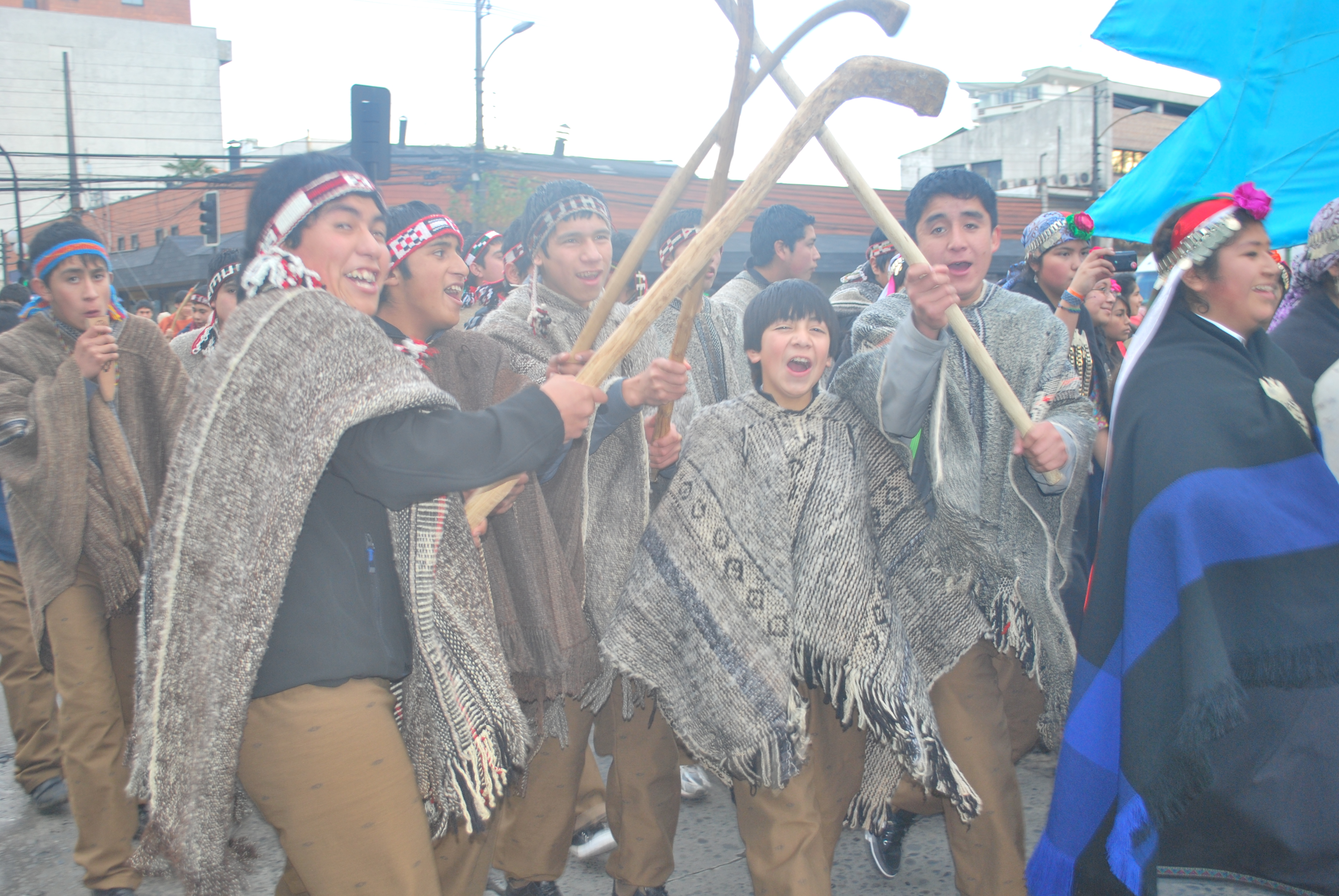 Niños Mapuche con palines en pasacalle Txawün