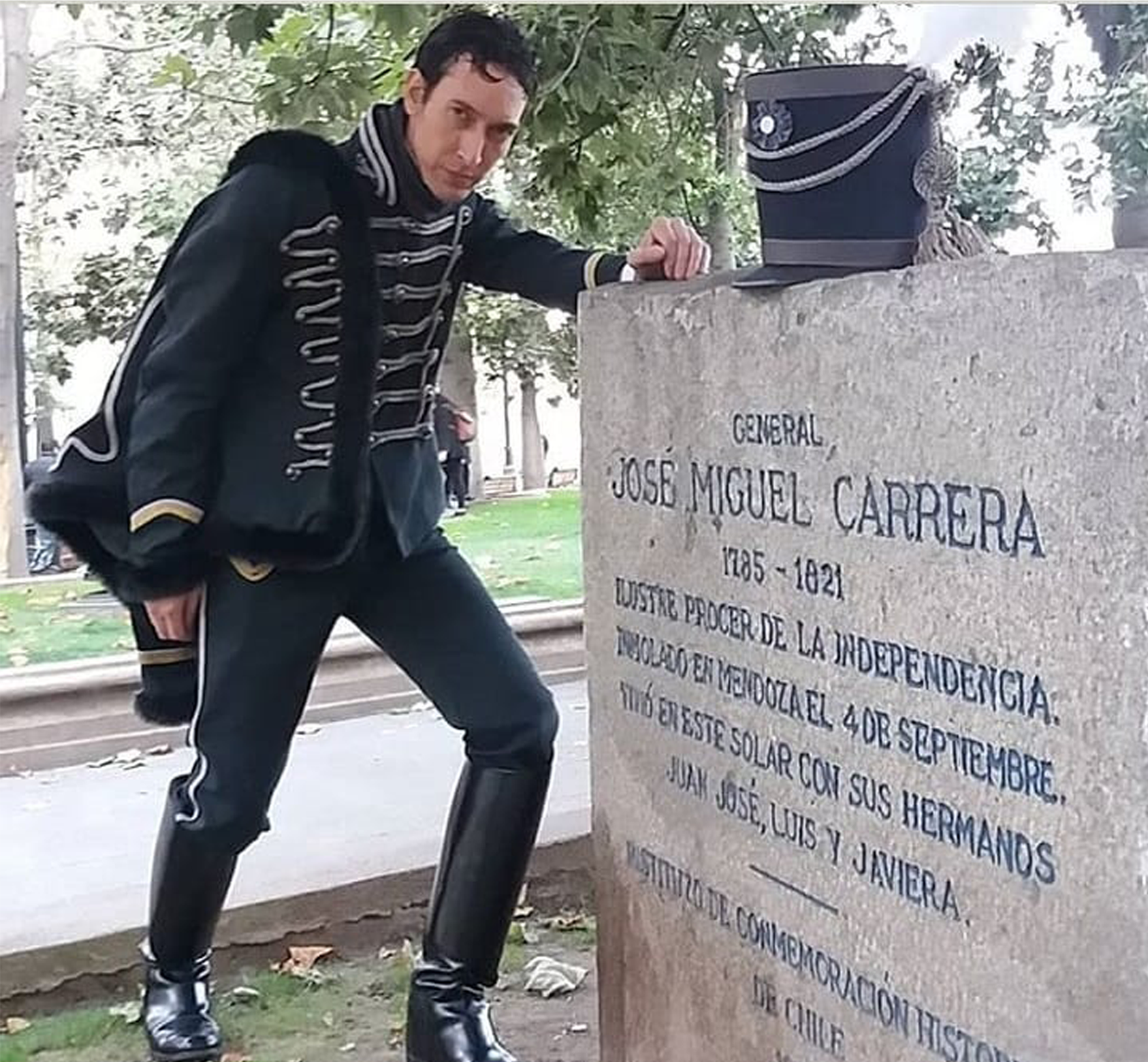 José Miguel Carrera junto  su tumba